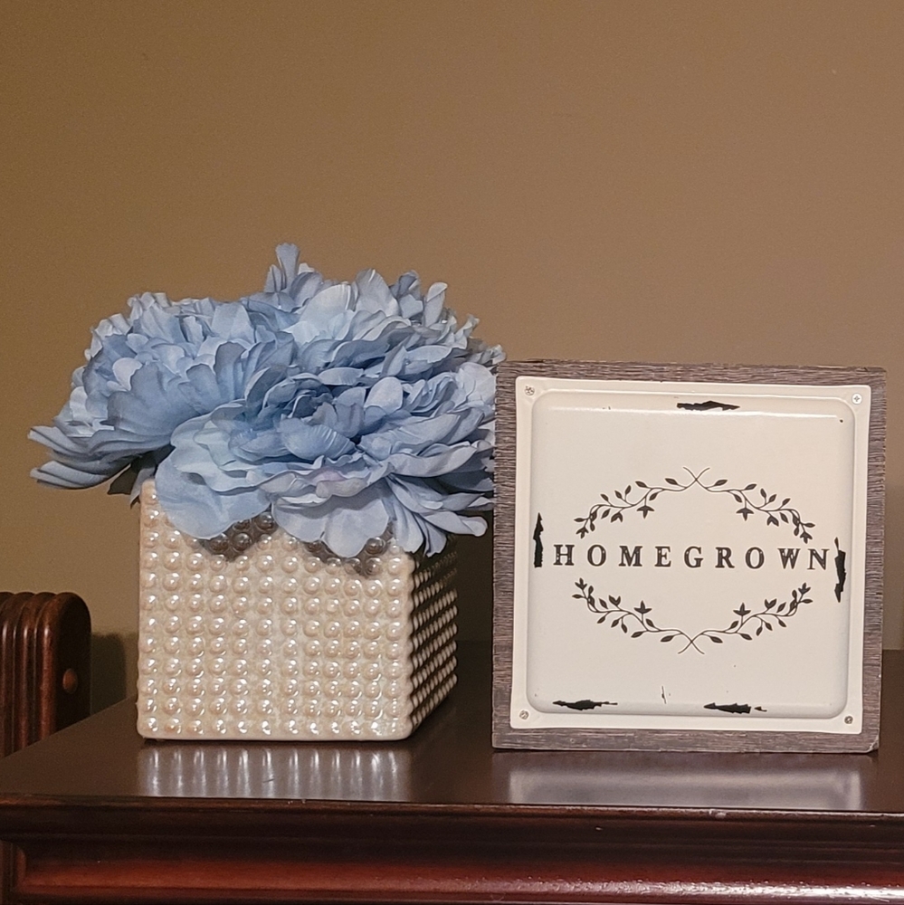 Decor - Picture 3 of 3
